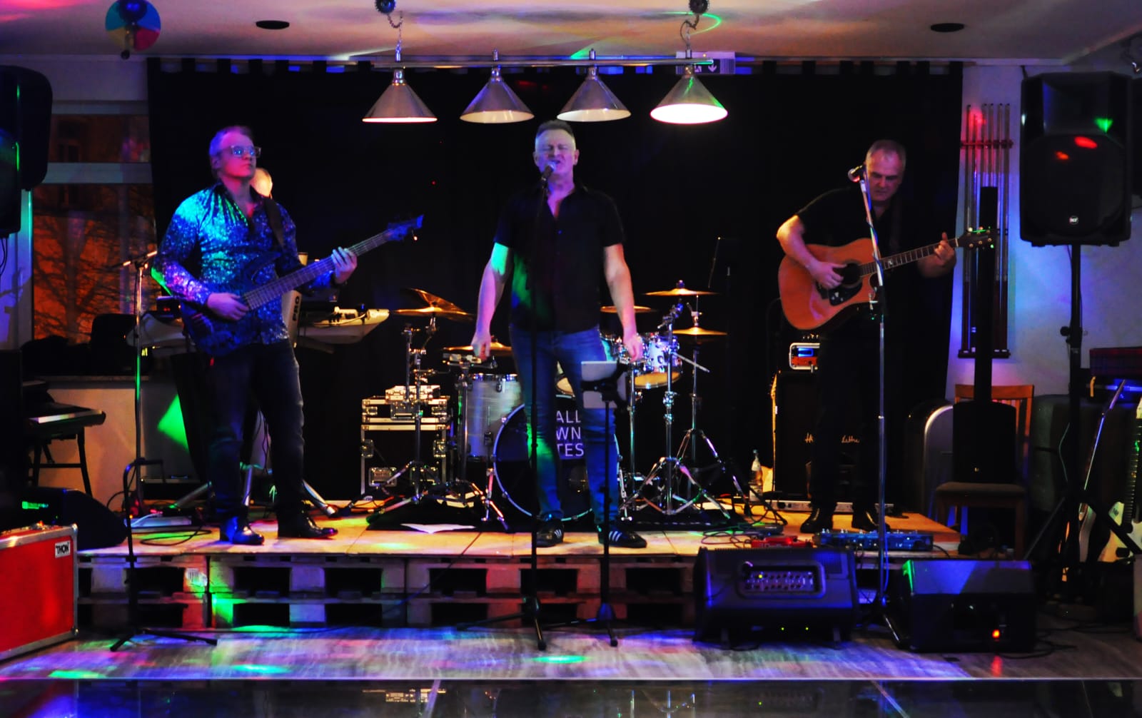 Rockband Small Town Mates im M-Live im Pfullendorf. Dirk am Mic.