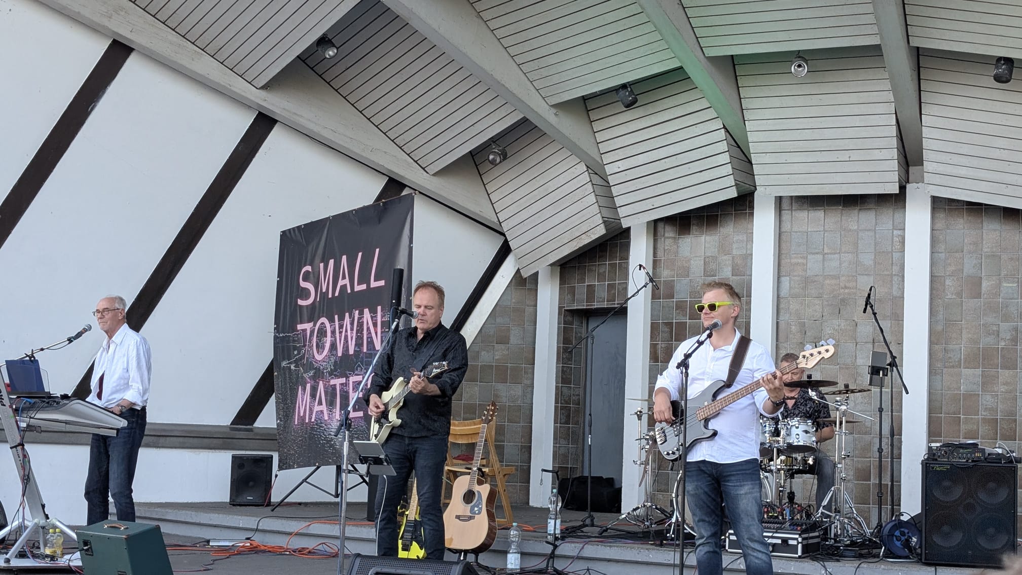Auftritt in der Musikmuschel in Friedrichshafen der Rockband von Small Town Mates